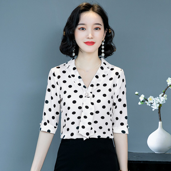 Sieviešu punktveida krekls ar 3/4 piedurknēm un špica kakla izgriezumu