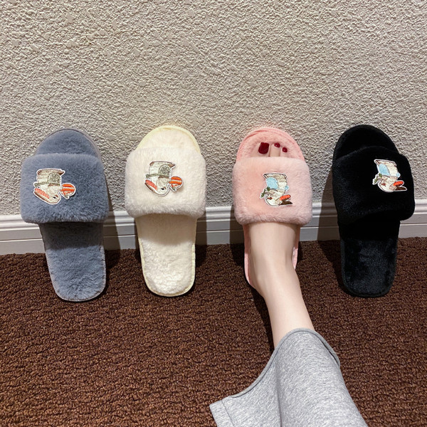 Pehelyszínes női papucs applikációkkal