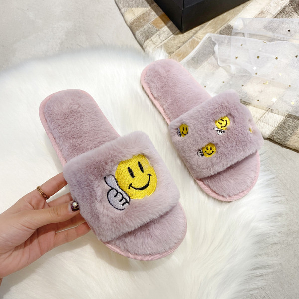 Pehelyszínes női papucs hímzéssel