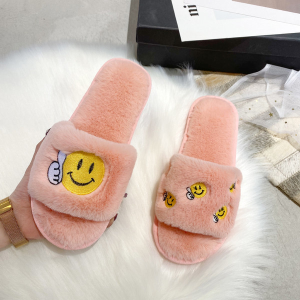 Pehelyszínes női papucs hímzéssel