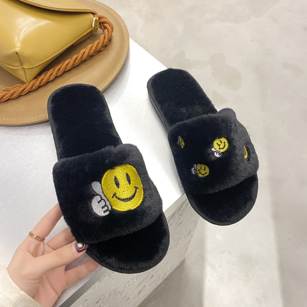 Pehelyszínes női papucs hímzéssel