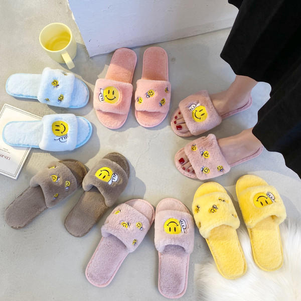 Pehelyszínes női papucs hímzéssel