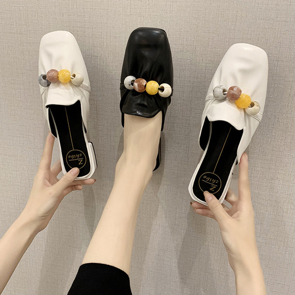 Modernas sieviešu čības no eko ādas ar plakanu zoli un krāsainām pērlītēm