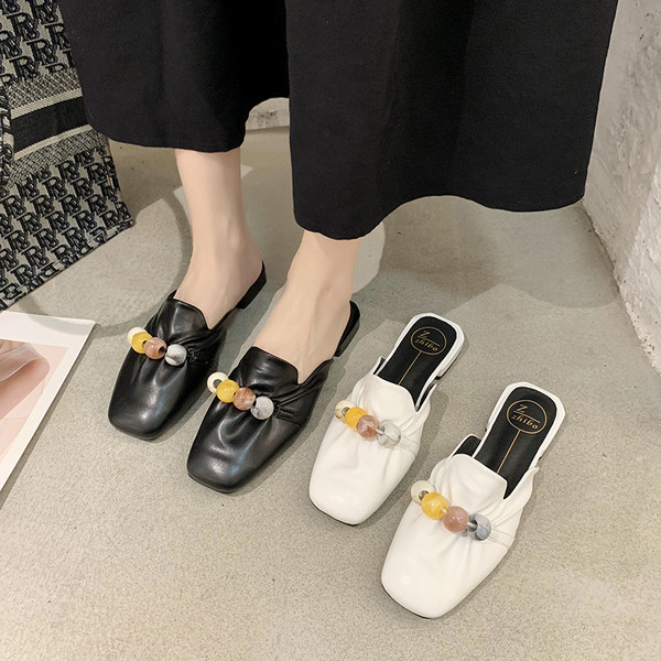 Modernas sieviešu čības no eko ādas ar plakanu zoli un krāsainām pērlītēm