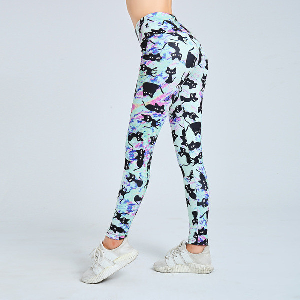 Naiste kassimustriga spordisäärikud