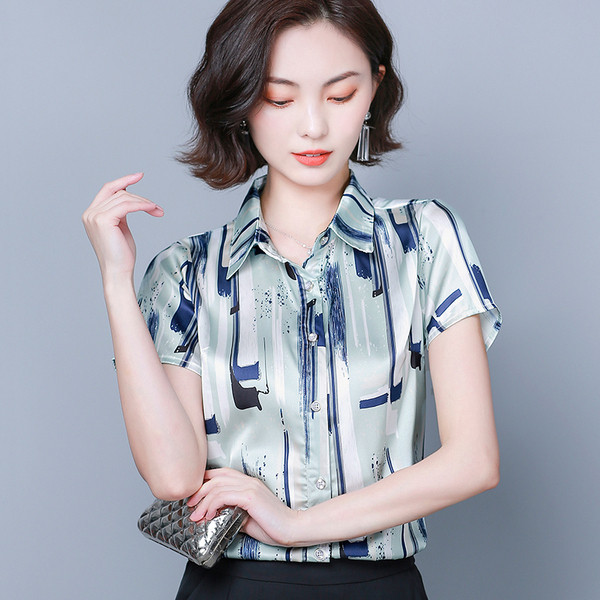 Krāsains sieviešu krekls ar klasisku apkakli un īsām piedurknēm