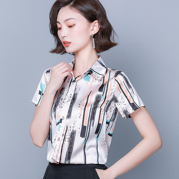 Krāsains sieviešu krekls ar klasisku apkakli un īsām piedurknēm