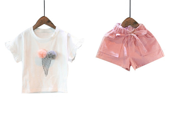 Kétrészes, korszerű gyermekkészlet rövidnadrágos és blúzos lányoknak