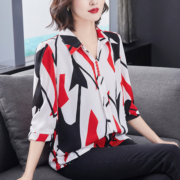 Színes női ing klasszikus gallérral és 3/4-es ujjakkal