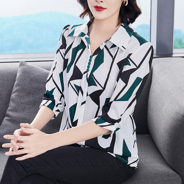 Színes női ing klasszikus gallérral és 3/4-es ujjakkal