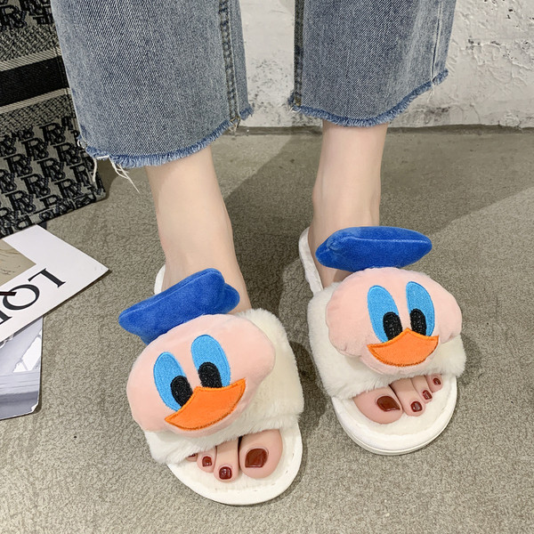 Új női papucs modell plüssjátékkal