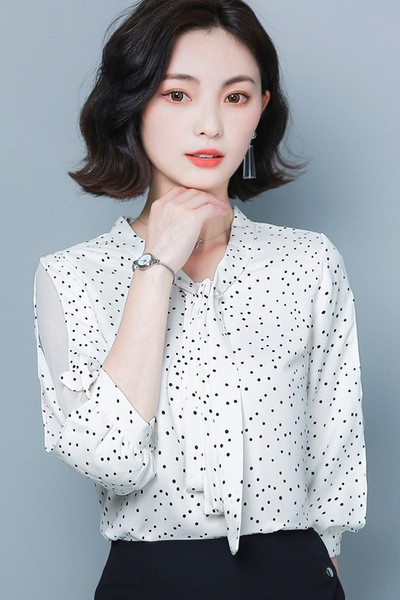 Modern női pöttyös ing 3/4-es ujjal és spitz nyakkivágással