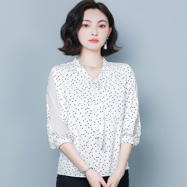 Modern női pöttyös ing 3/4-es ujjal és spitz nyakkivágással