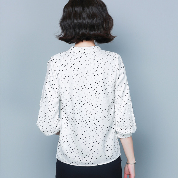 Modern női pöttyös ing 3/4-es ujjal és spitz nyakkivágással