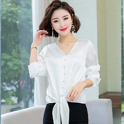 Szatén női ing V-nyakú és hosszú ujjú