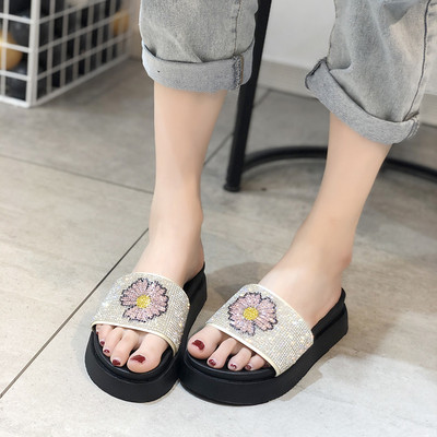 Ikdienas sieviešu čības ar akmeņiem un ziedu