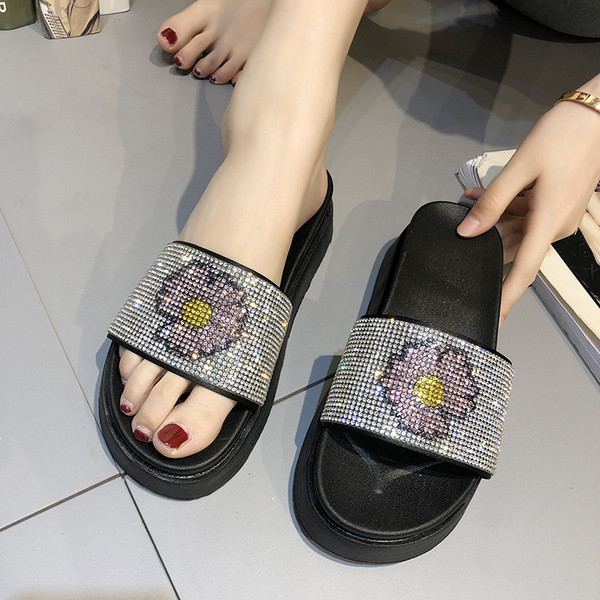 Ikdienas sieviešu čības ar akmeņiem un ziedu