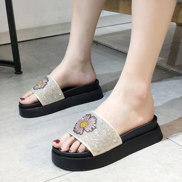 Ikdienas sieviešu čības ar akmeņiem un ziedu