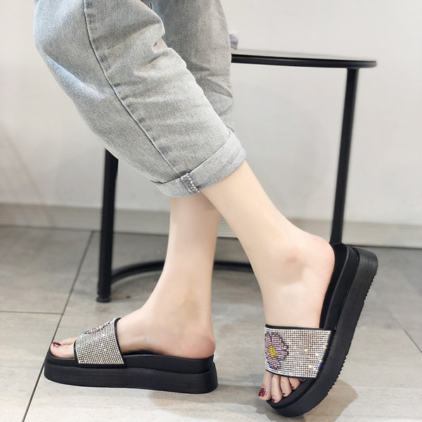 Ikdienas sieviešu čības ar akmeņiem un ziedu