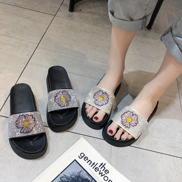 Ikdienas sieviešu čības ar akmeņiem un ziedu