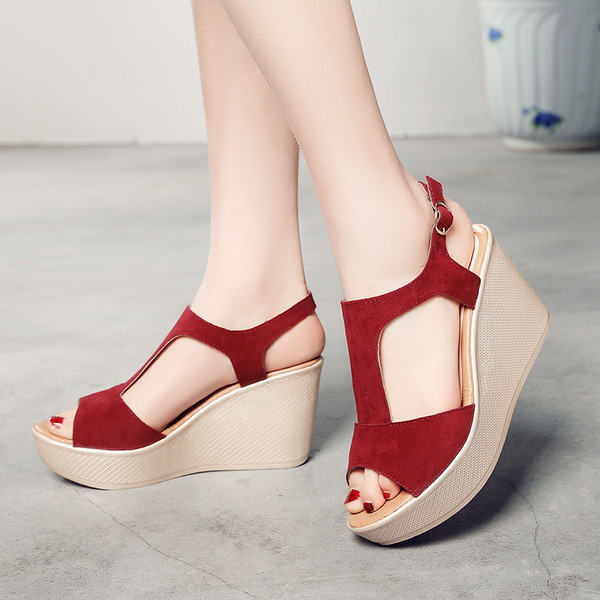 Aktuális női öko velúr szandál, emelvénnyel