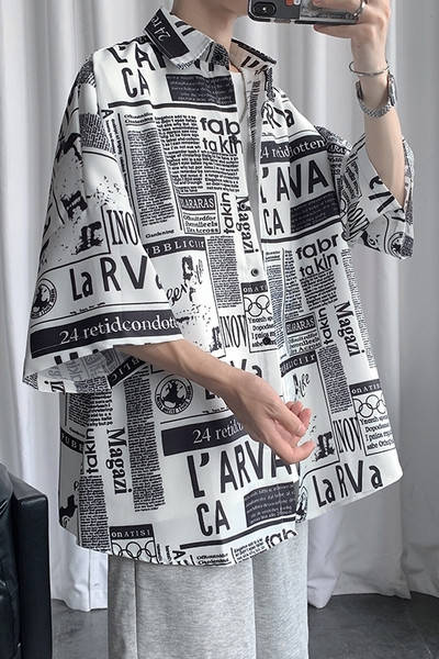 Vīriešu krekla plats modelis ar 3/4 piedurknēm un uzrakstiem