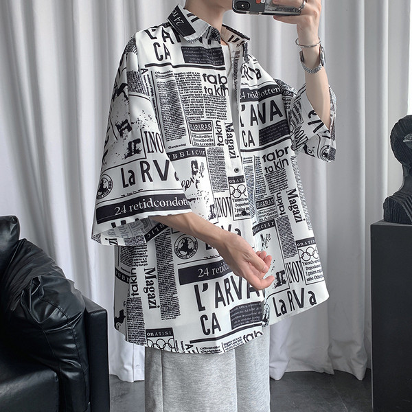 Vīriešu krekla plats modelis ar 3/4 piedurknēm un uzrakstiem