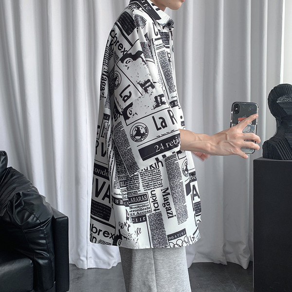 Vīriešu krekla plats modelis ar 3/4 piedurknēm un uzrakstiem