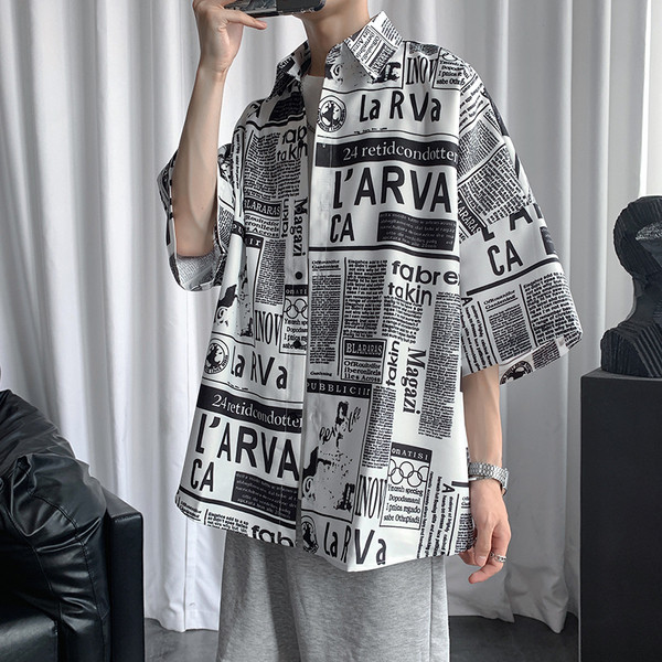 Vīriešu krekla plats modelis ar 3/4 piedurknēm un uzrakstiem