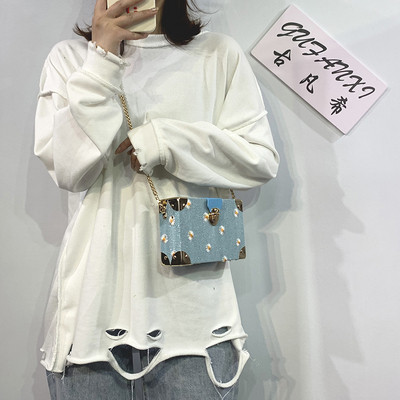 Stilīga sieviešu soma kvadrāta formā un metāla ķēdītē