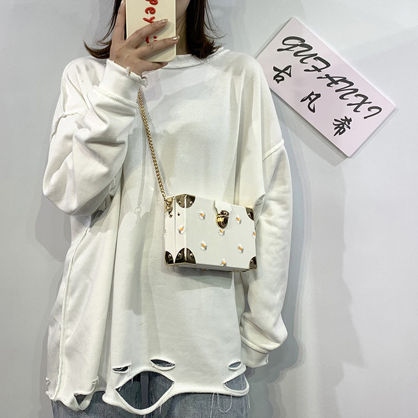 Stilīga sieviešu soma kvadrāta formā un metāla ķēdītē