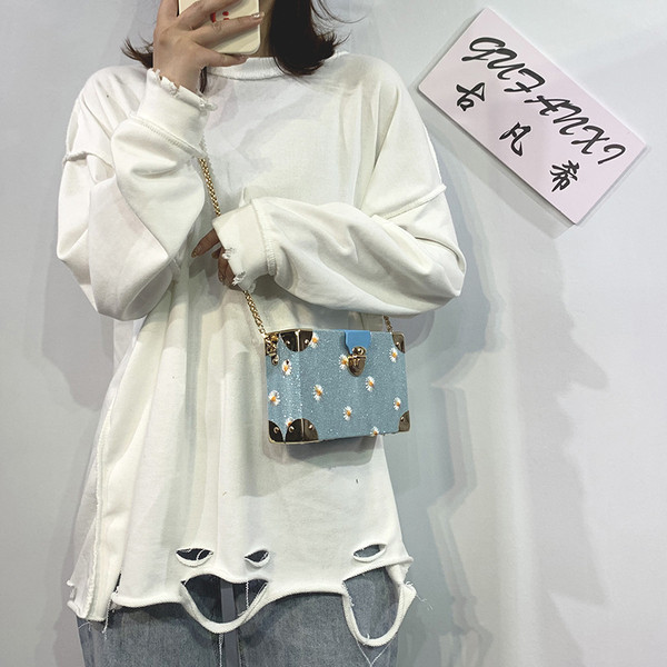 Stilīga sieviešu soma kvadrāta formā un metāla ķēdītē