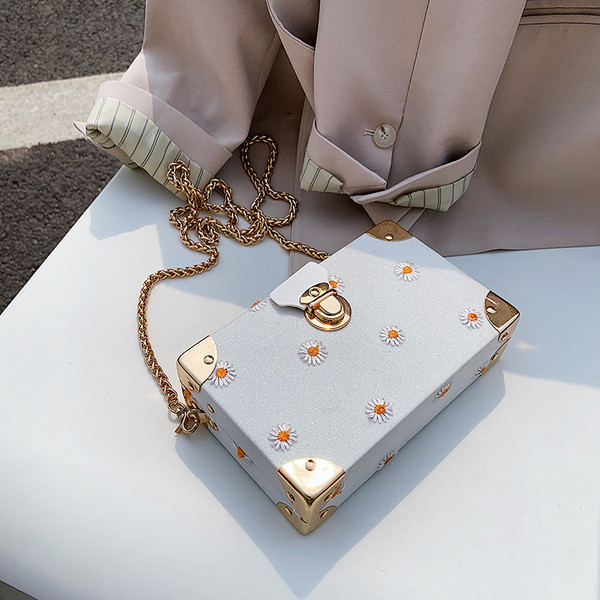 Stilīga sieviešu soma kvadrāta formā un metāla ķēdītē