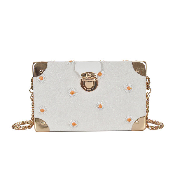 Stilīga sieviešu soma kvadrāta formā un metāla ķēdītē