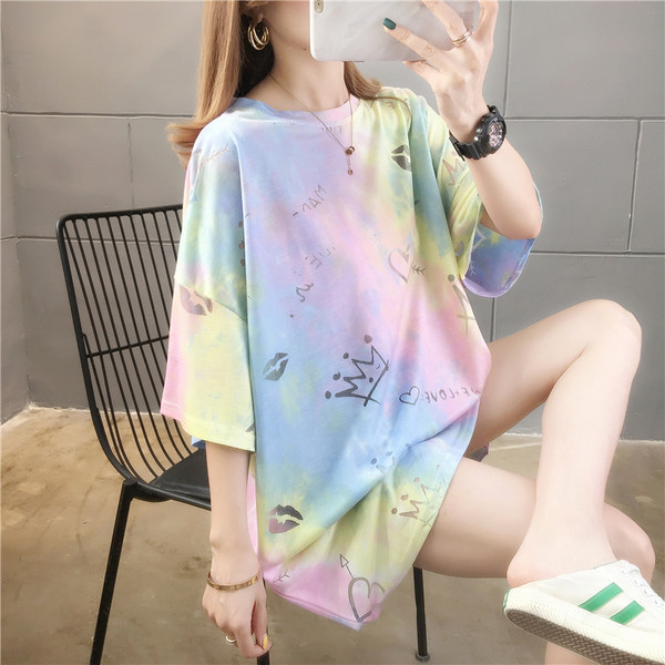 Platūs vaivorykštės spalvų marškinėliai nėščiosioms su aplikacijomis