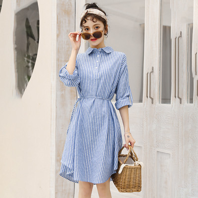 Svītraina kleita grūtniecēm ar garām piedurknēm un klasisku apkakli