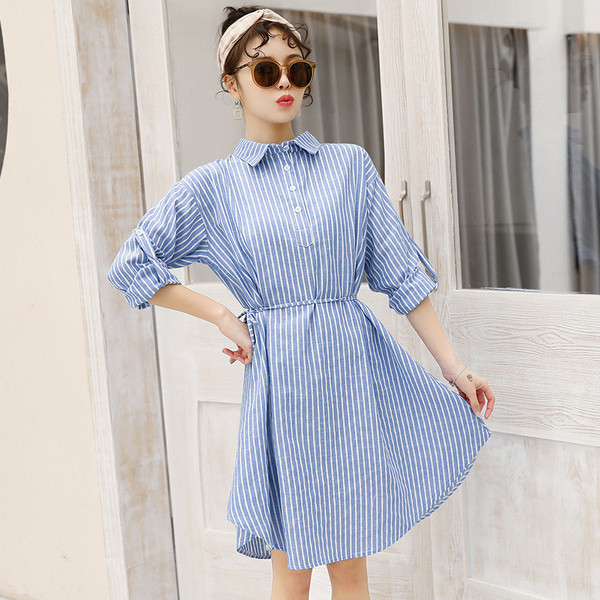 Svītraina kleita grūtniecēm ar garām piedurknēm un klasisku apkakli