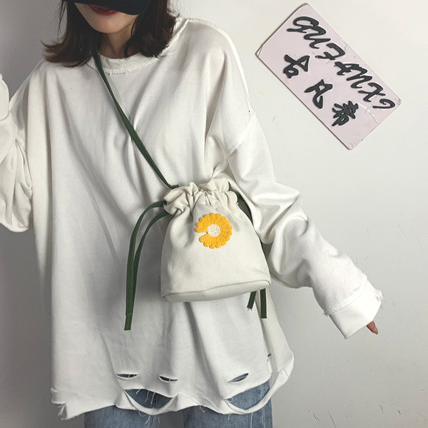 Sieviešu moderna auduma soma ar ziedu elementu