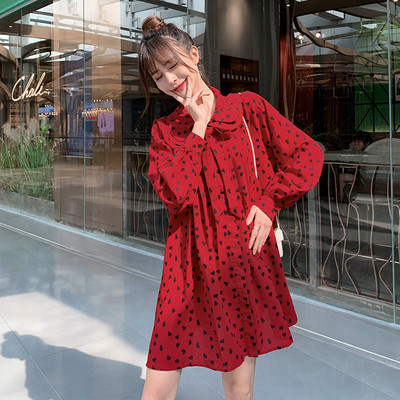 Aktuāla kleita grūtniecēm ar garām piedurknēm, klasisku apkakli un taisni ar sirsniņām