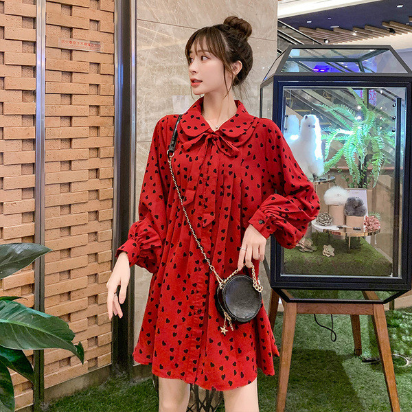 Aktuāla kleita grūtniecēm ar garām piedurknēm, klasisku apkakli un taisni ar sirsniņām