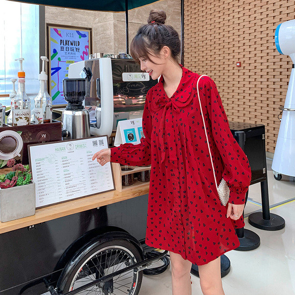 Aktuāla kleita grūtniecēm ar garām piedurknēm, klasisku apkakli un taisni ar sirsniņām