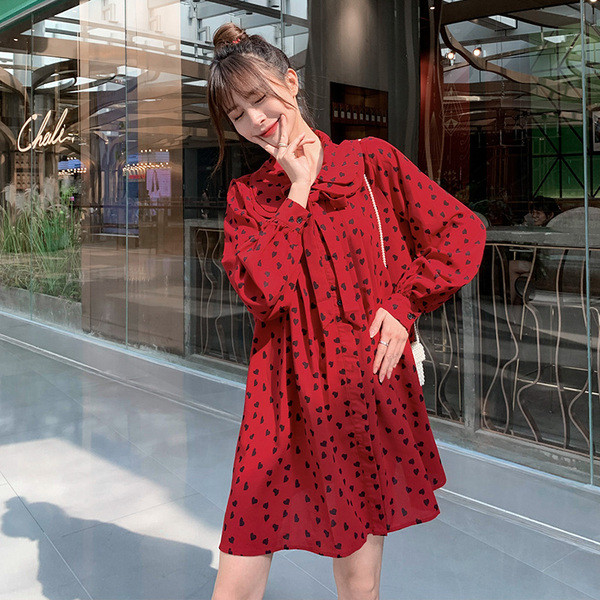 Aktuāla kleita grūtniecēm ar garām piedurknēm, klasisku apkakli un taisni ar sirsniņām