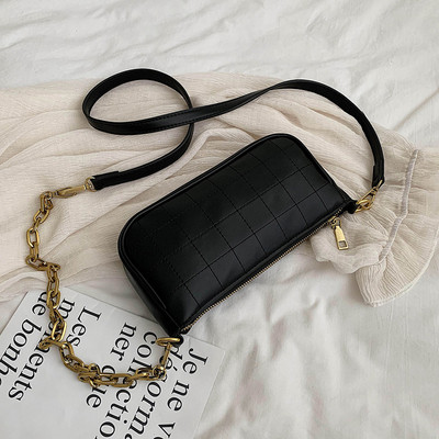 Stílusos női bőrtáska fém rövid fogantyúval