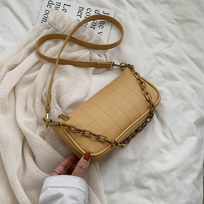 Stílusos női bőrtáska fém rövid fogantyúval