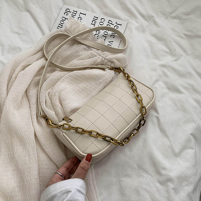 Stílusos női bőrtáska fém rövid fogantyúval