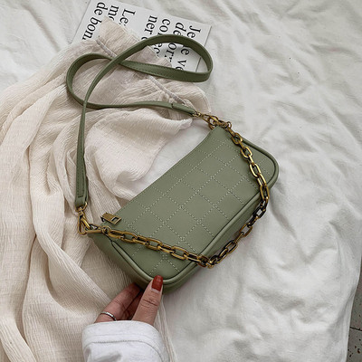 Stílusos női bőrtáska fém rövid fogantyúval