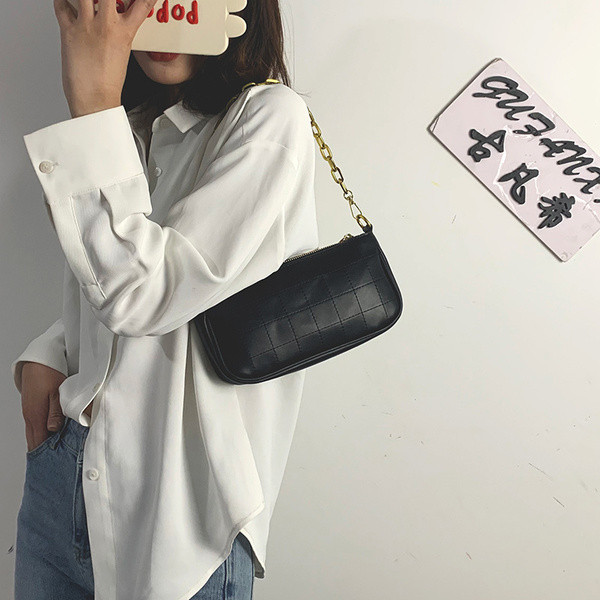 Stílusos női bőrtáska fém rövid fogantyúval