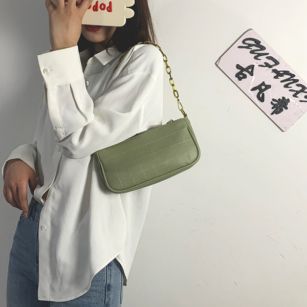 Stílusos női bőrtáska fém rövid fogantyúval