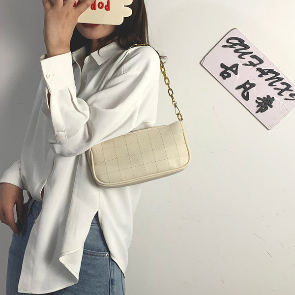 Stílusos női bőrtáska fém rövid fogantyúval