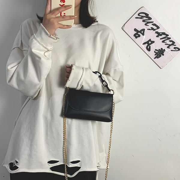 Női bőrtáska rövid és hosszú fém fogantyúval